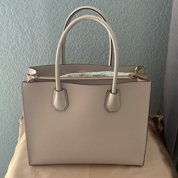 ⭐️SOLD⭐️ Michael Kors Mercer Tote - Picture 2 of 5